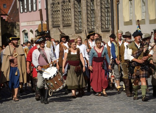 befreit feiern die Dinkelsbühler den Erfolg der Lore