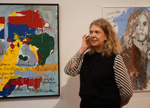 Kuratorin Antje-Britt Mählmann spricht über das " Anti-Trump- Bild" ( links )